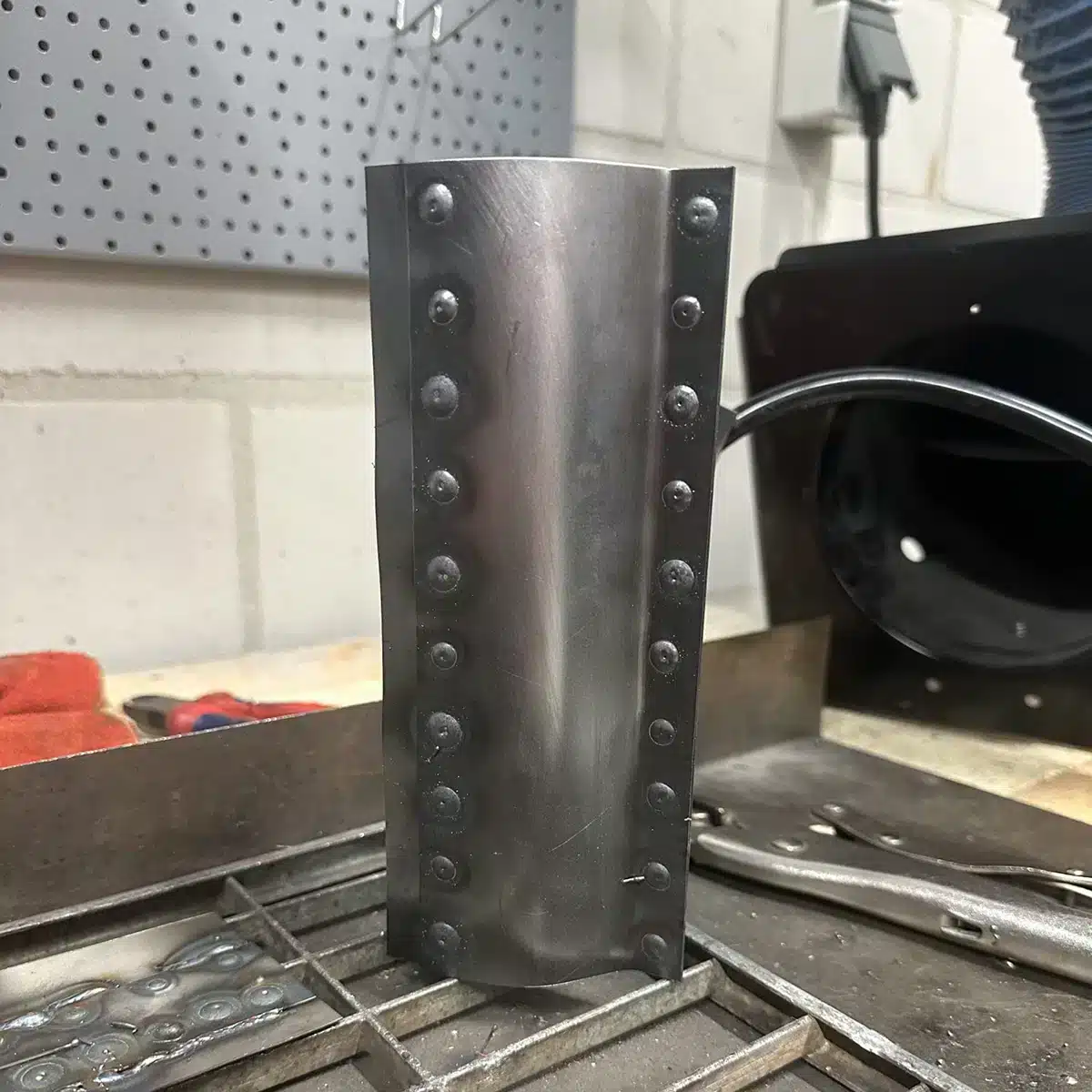 Eindresultaat van een autoplaat waarbij de kokerbalk is vastgezet door middel van proplassen