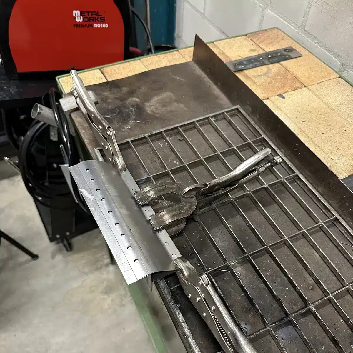 Kokerbalk wordt voorbereid op lassen, oppervlak schoongemaakt en uitgelijnd